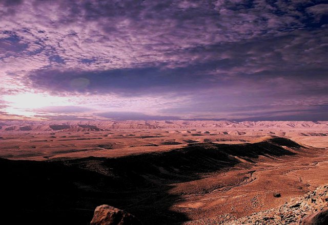 Blick nach Südwesten. Wolken über einem von Rissen durchzogenen Hochland auf der Acidalia Planitia im Bereich der Acidalia Colles